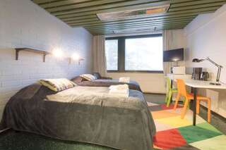 Хостелы Forenom Hostel Espoo Otaniemi Эспоо Двухместный номер с 2 отдельными кроватями и общей ванной комнатой-14